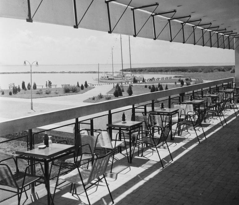 1962 Badacsony, Tátika Étterem teraszról kilátás, Hajóállomás, fotó © Bauer Sándor