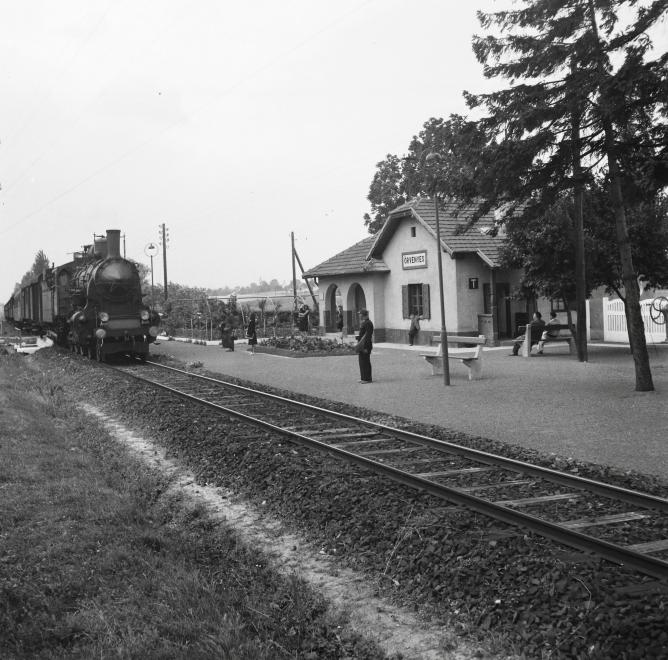 1954 Örvényes, Vasútállomás, MAV 327-es Gőzmozdony és Személyvonata, fotó © Kotnyek Antal