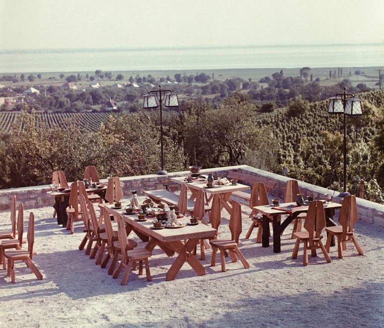1969 Vonyarcvashegy, Helikon taverna terasz, fotó © Bauer Sándor
