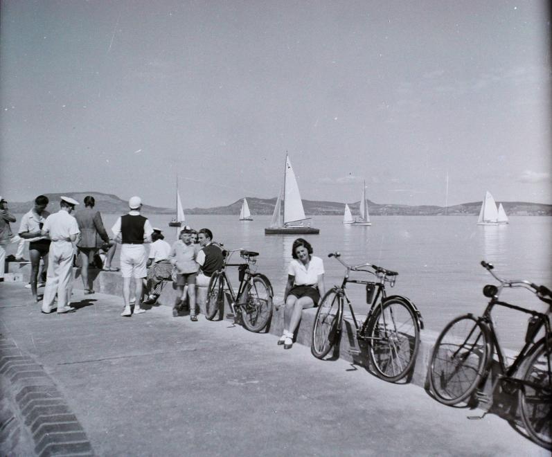 1936 Balatonboglár, Vitorláshajó, Móló, Kerékpárosok, fotó © Buzinkay Géza