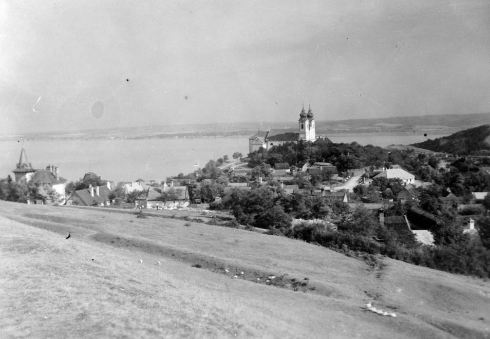 1928 Tihany, Tihanyi Bencés Apátság az Attila dombról, fotó © Fortepan