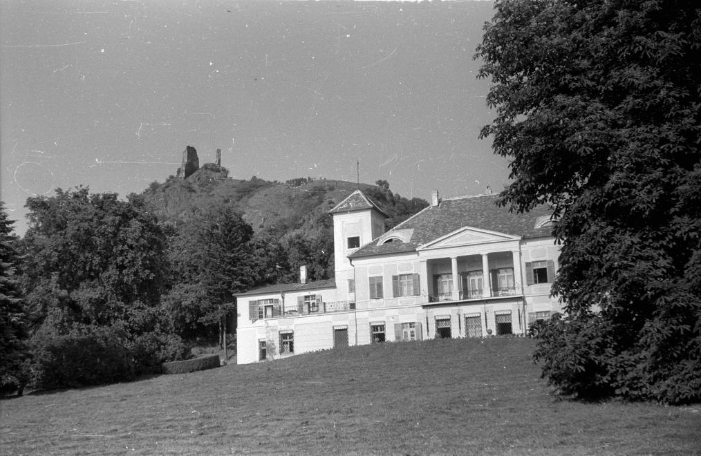 1962 Szigliget, Esterházy Kastély, háttérben a várrom, fotó © Hunyady József