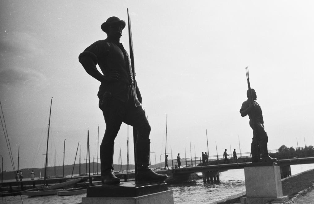 1964 Balatonfüred, a Révész és a Halász szobra, fotó © id. Konok Tamás 