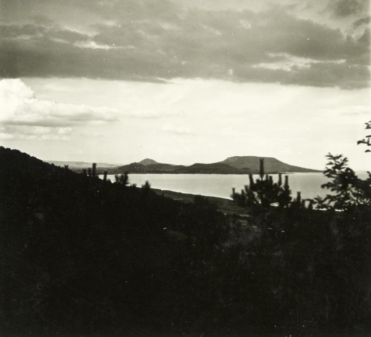 1941 Balatongyörök, Szépkilátó, távolban a Badacsony, fotó © Klenner Aladár