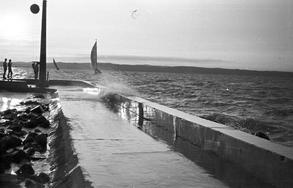 1965 Balatonlelle, Hajóállomás, Vitorláshajó, Viharjelző kosár, fotó © Pálinkás Zsolt